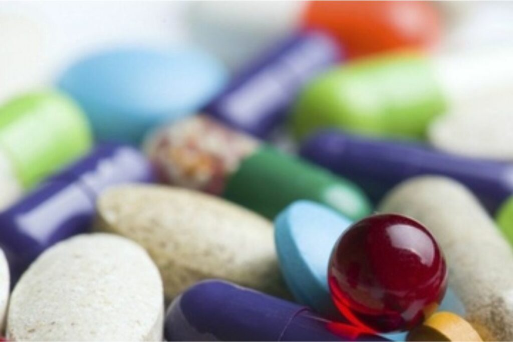 Таблетки собран. Важность лекарственных препаратов. Полимерные изделия которые вредят природе. Значение лекарств в природе. Картинки для акции по сбору лекарств на сво.